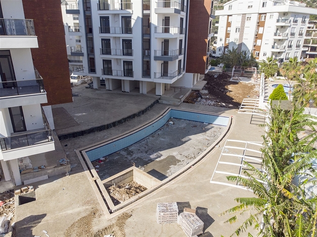 شقق 1 + 1 و 2 + 1 في منزل جديد في هورم كونيالتي أنطاليا