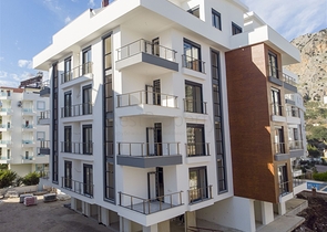 شقق 1 + 1 و 2 + 1 في منزل جديد في هورم كونيالتي أنطاليا