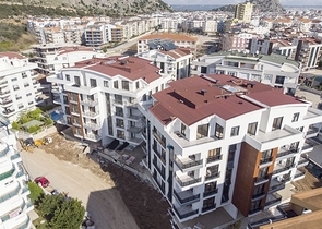 شقق 1 + 1 و 2 + 1 في منزل جديد في هورم كونيالتي أنطاليا