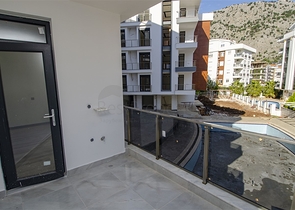 شقق 1 + 1 و 2 + 1 في منزل جديد في هورم كونيالتي أنطاليا