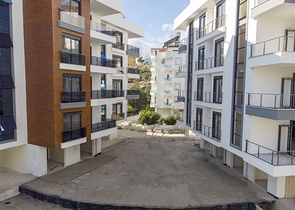 شقق 1 + 1 و 2 + 1 في منزل جديد في هورم كونيالتي أنطاليا