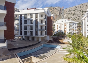 شقق 1 + 1 و 2 + 1 في منزل جديد في هورم كونيالتي أنطاليا