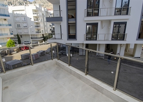 شقق 1 + 1 و 2 + 1 في منزل جديد في هورم كونيالتي أنطاليا