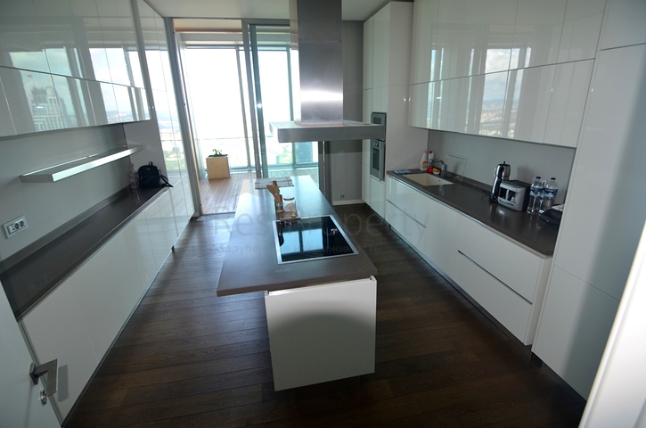 في قمة اشهر ابراج اسطنبول - بنتهاوس فاخرة جدا . 