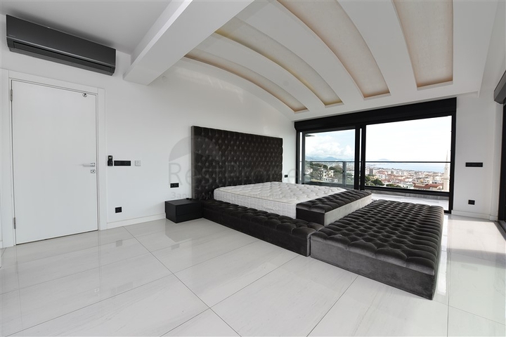 فخامة وتميز - اطلالة بحر وقلعة / دوبلكس فاخرة / الانيا 