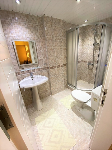 شقة غرفة وصالة - اكساء واثاث جديد - في منطقة حيوية - اوبا / الانيا 