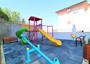 مجمع حديث يضم كافة الخدمات - شقة غرفة وصالة - في مهوتلار / الانيا 