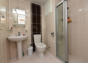 قريبة من البحر -شقة مفروشة - غرفتين وصالة -ضمن مجمع سكني -مهموتلار / الانيا 