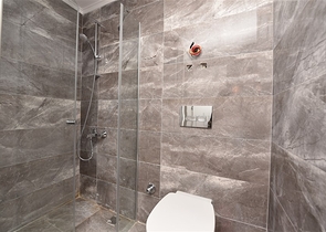 شقق غرفة وصالة مفروشة - ضمن مجمع حديث في الانيا / مهموتلار 