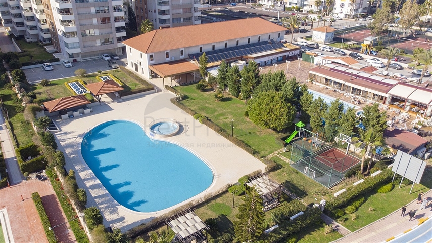 شقة 2 + 1 مع مطبخ منفصل على الصف الأول من الشاطئ في أنطاليا