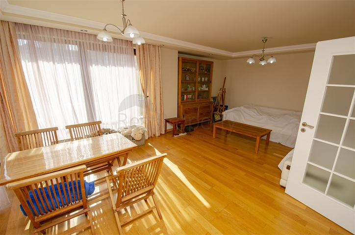 شقة 2 + 1 مع مطبخ منفصل على الصف الأول من الشاطئ في أنطاليا