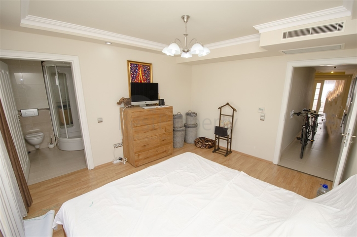 شقة 2 + 1 مع مطبخ منفصل على الصف الأول من الشاطئ في أنطاليا