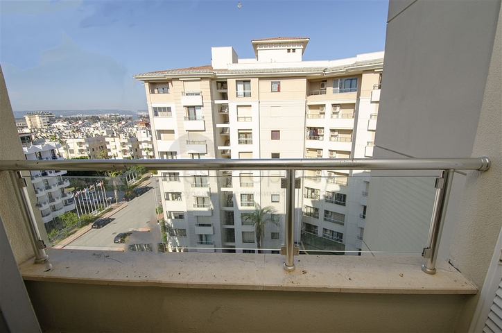 شقة 2 + 1 مع مطبخ منفصل على الصف الأول من الشاطئ في أنطاليا