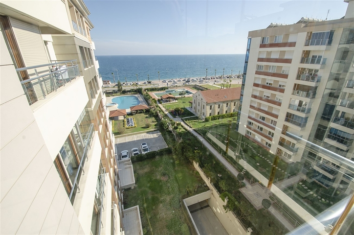 شقة 2 + 1 مع مطبخ منفصل على الصف الأول من الشاطئ في أنطاليا