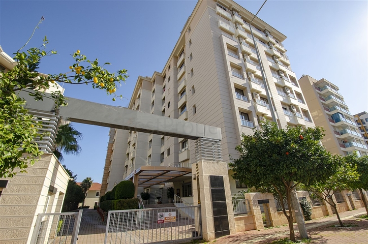 شقة 2 + 1 مع مطبخ منفصل على الصف الأول من الشاطئ في أنطاليا