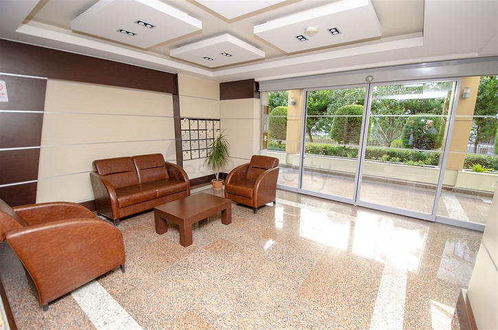 شقة 2 + 1 مع مطبخ منفصل على الصف الأول من الشاطئ في أنطاليا