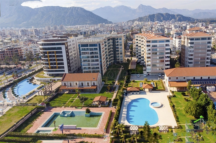 شقة 2 + 1 مع مطبخ منفصل على الصف الأول من الشاطئ في أنطاليا