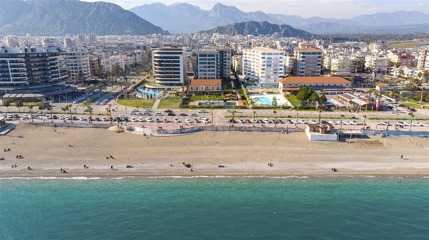 شقة 2 + 1 مع مطبخ منفصل على الصف الأول من الشاطئ في أنطاليا