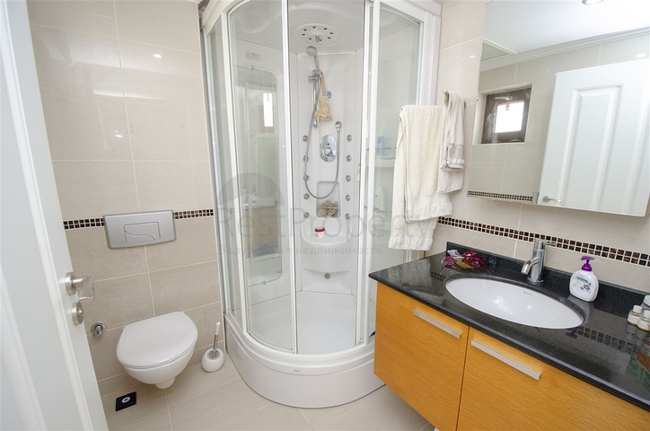 شقة 2 + 1 مع مطبخ منفصل على الصف الأول من الشاطئ في أنطاليا