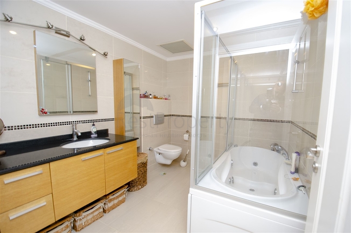 شقة 2 + 1 مع مطبخ منفصل على الصف الأول من الشاطئ في أنطاليا