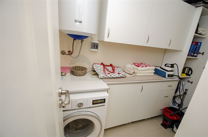 شقة 2 + 1 مع مطبخ منفصل على الصف الأول من الشاطئ في أنطاليا