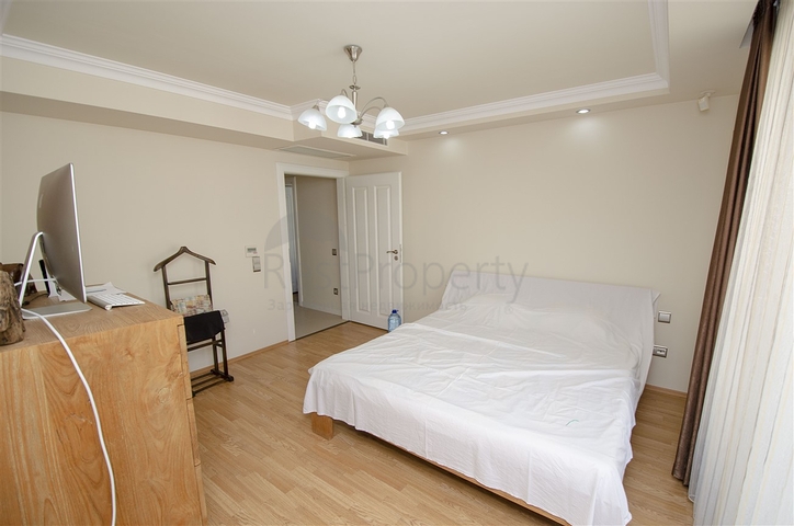 شقة 2 + 1 مع مطبخ منفصل على الصف الأول من الشاطئ في أنطاليا