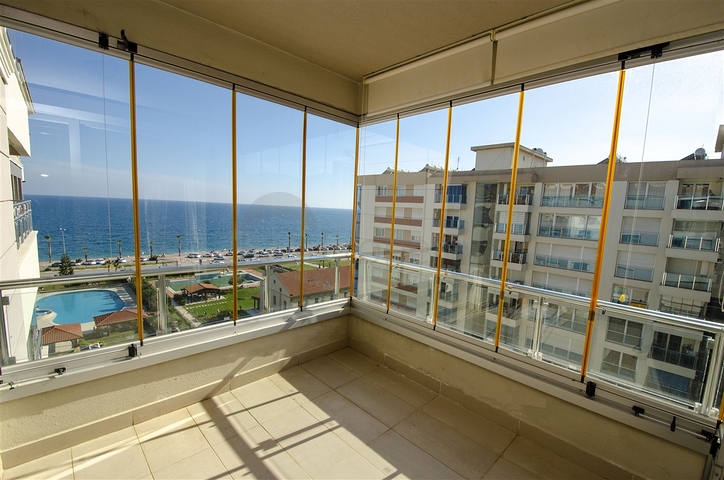 شقة 2 + 1 مع مطبخ منفصل على الصف الأول من الشاطئ في أنطاليا