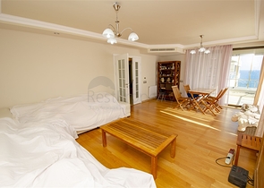 شقة 2 + 1 مع مطبخ منفصل على الصف الأول من الشاطئ في أنطاليا