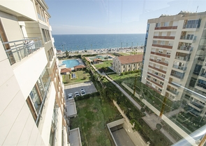 شقة 2 + 1 مع مطبخ منفصل على الصف الأول من الشاطئ في أنطاليا