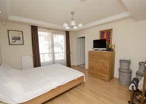 شقة 2 + 1 مع مطبخ منفصل على الصف الأول من الشاطئ في أنطاليا