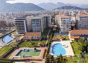 شقة 2 + 1 مع مطبخ منفصل على الصف الأول من الشاطئ في أنطاليا