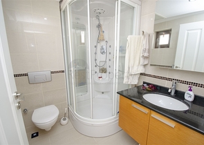 شقة 2 + 1 مع مطبخ منفصل على الصف الأول من الشاطئ في أنطاليا