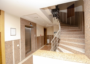 شقة 2 + 1 مع مطبخ منفصل على الصف الأول من الشاطئ في أنطاليا