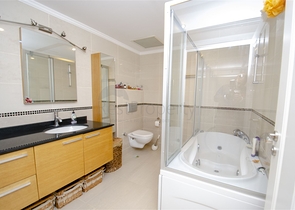 شقة 2 + 1 مع مطبخ منفصل على الصف الأول من الشاطئ في أنطاليا