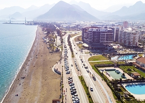 شقة 2 + 1 مع مطبخ منفصل على الصف الأول من الشاطئ في أنطاليا