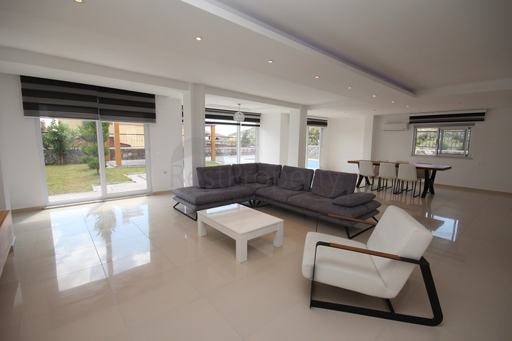 فيلا مستقلة مع ارض 1000 متر - اطلالة بحر - في اوبا / الانيا 