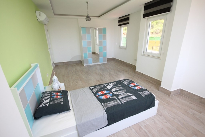 فيلا مستقلة مع ارض 1000 متر - اطلالة بحر - في اوبا / الانيا 