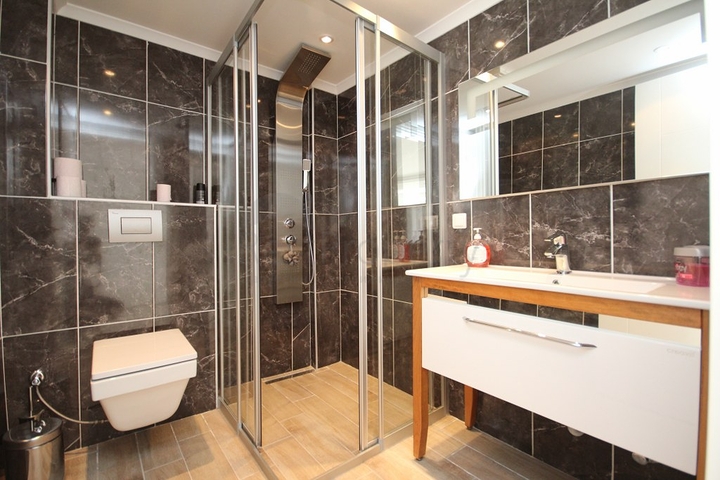 فيلا مستقلة مع ارض 1000 متر - اطلالة بحر - في اوبا / الانيا 