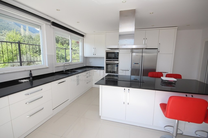 فيلا مستقلة مع ارض 1000 متر - اطلالة بحر - في اوبا / الانيا 