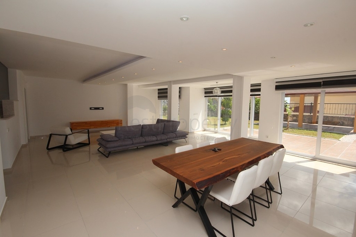 فيلا مستقلة مع ارض 1000 متر - اطلالة بحر - في اوبا / الانيا 