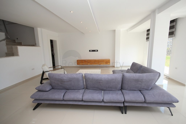 فيلا مستقلة مع ارض 1000 متر - اطلالة بحر - في اوبا / الانيا 