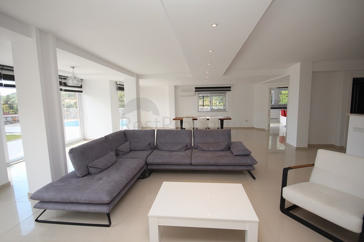 فيلا مستقلة مع ارض 1000 متر - اطلالة بحر - في اوبا / الانيا 