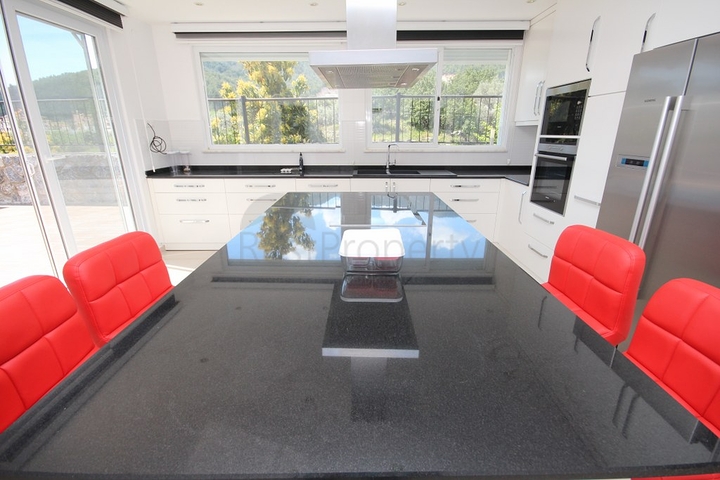 فيلا مستقلة مع ارض 1000 متر - اطلالة بحر - في اوبا / الانيا 