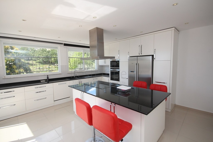 فيلا مستقلة مع ارض 1000 متر - اطلالة بحر - في اوبا / الانيا 