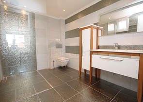 فيلا مستقلة مع ارض 1000 متر - اطلالة بحر - في اوبا / الانيا 