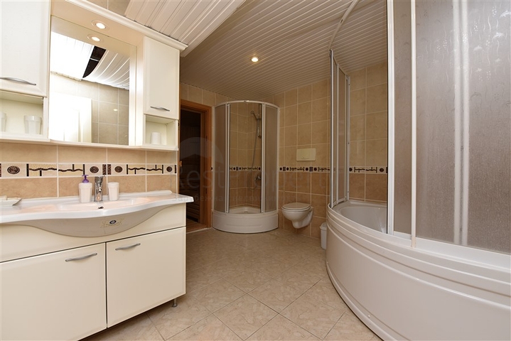 اطلالة بحر - دوبلكس اربع غرف وصالة - مفروشة - في منطقة كاستل / الانيا 