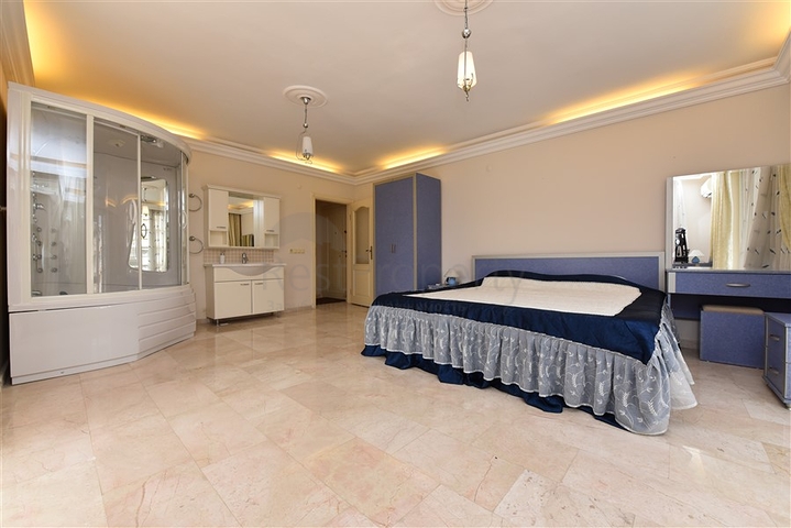 اطلالة بحر - دوبلكس اربع غرف وصالة - مفروشة - في منطقة كاستل / الانيا 