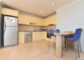 اطلالة بحر - دوبلكس اربع غرف وصالة - مفروشة - في منطقة كاستل / الانيا 