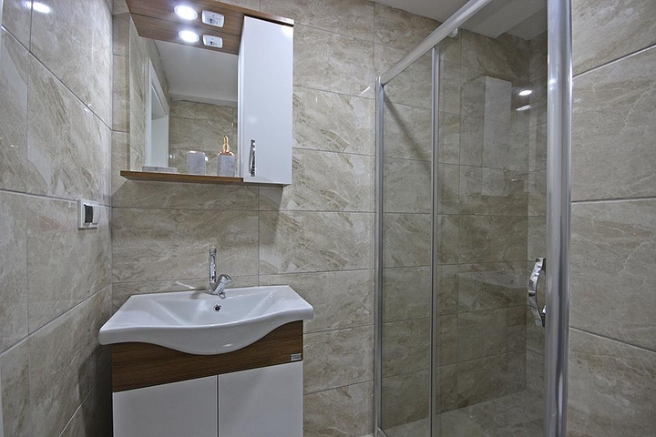 شقة غرفة وصالة مفروشة - ضمن مجمع سكني حديث - مهموتلار / الانيا 