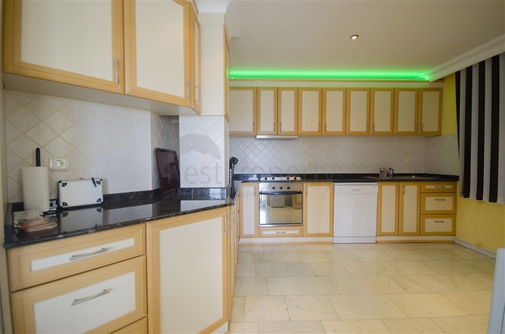 شقة عائلية واسعة - اربع غرف وصالة - في منطقة سكنية هادئة - جيكجلي / الانيا 